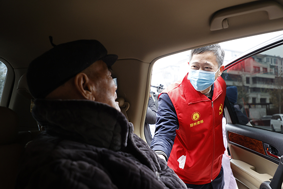 1月7日，北京隆安（郑州）律师事务所律师志愿者在社区帮助一位行动不便的老人.jpg